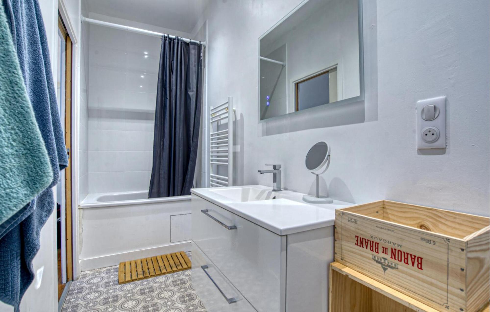 2 Bedroom Awesome In Royan