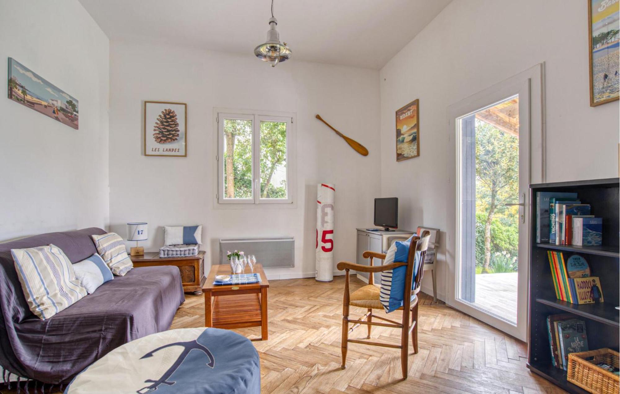 2 Bedroom Awesome In Hébergement de vacances *